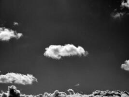 Preto e branco nuvens dentro a céu fundo foto