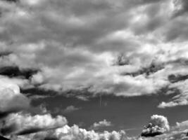 Preto e branco nuvens dentro a céu fundo foto