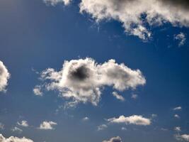 cumulus nuvens dentro a céu. fofo nuvem formas foto