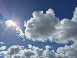 branco fofo nuvens dentro a céu fundo. cumulus nuvens foto