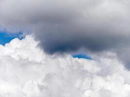 branco fofo cumulus nuvens dentro a verão céu, natural nuvens fundo foto