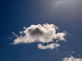 branco fofo nuvens dentro a céu fundo. cumulus nuvens foto