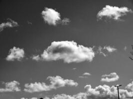 Preto e branco nuvens dentro a céu fundo foto