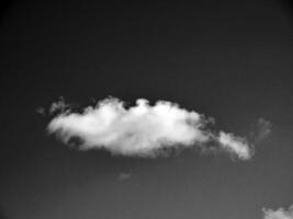 Preto e branco nuvens dentro a céu fundo foto