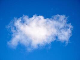 cumulus nuvens dentro a céu. fofo nuvem formas foto