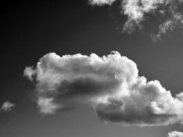 Preto e branco nuvens dentro a céu fundo foto