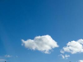 solteiro branco fofo cumulus nuvem dentro a azul verão céu foto