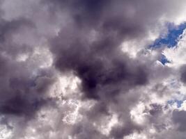 branco fofo cumulus nuvens dentro a verão céu, natural nuvens fundo foto