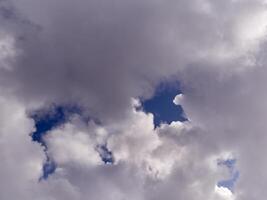 branco fofo cumulus nuvens dentro a verão céu, natural nuvens fundo foto