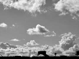 Preto e branco nuvens dentro a céu fundo foto