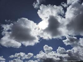 branco fofo nuvens dentro a céu fundo. cumulus nuvens foto