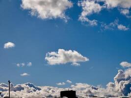 cumulus nuvens dentro a céu. fofo nuvem formas foto