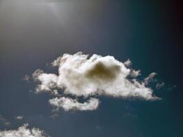 verão nuvens dentro a céu fundo foto