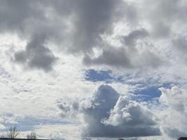 branco fofo nuvens dentro a céu fundo. cumulus nuvens foto