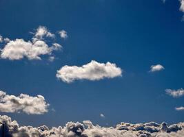 branco fofo nuvens dentro a céu fundo. cumulus nuvens foto