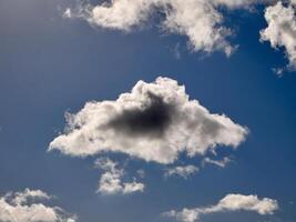 cumulus nuvens dentro a céu. fofo nuvem formas foto