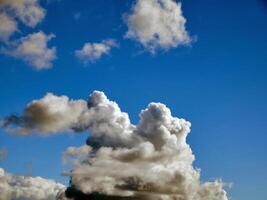 verão nuvens dentro a céu fundo foto