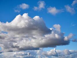 branco fofo nuvens dentro a céu fundo. cumulus nuvens foto