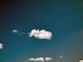 verão nuvens dentro a céu fundo foto