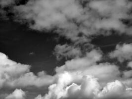 Preto e branco nuvens dentro a céu fundo foto