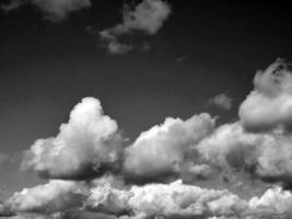 Preto e branco nuvens dentro a céu fundo foto