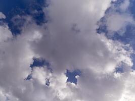 branco fofo cumulus nuvens dentro a verão céu, natural nuvens fundo foto