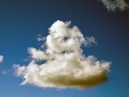 verão nuvens dentro a céu fundo foto