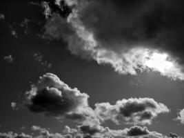 Preto e branco nuvens dentro a céu fundo foto