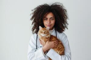 mulher veterinário segurando uma gato isolado em branco fundo. animal médico foto