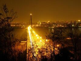 liberdade ponte dentro cidade do novi triste, Sérvia às noite foto