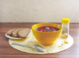 vermelho borscht ou beterraba sopa com azedo creme. foto