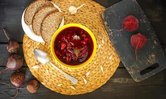 vermelho borscht ou beterraba sopa com azedo creme foto