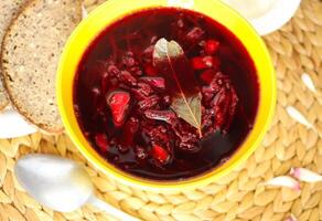 vermelho borscht ou beterraba sopa com azedo creme foto
