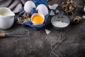 cozimento ingredientes com farinha e ovos foto