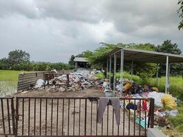 uma recipiente de quem existência é para acomodar a desperdício do moradores por aí isto ou Está arredores foto