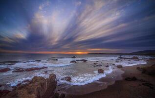 pôr do sol do oceano pacífico foto