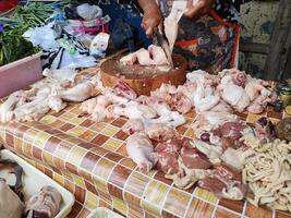 Visão do atividade às tradicional mercado dentro surakarta, Indonésia foto