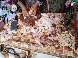 diariamente Atividades visto às uma tradicional mercado dentro surakarta, Indonésia foto