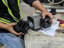 retificar mecânico pneumático válvula para ajustamento e manutenção. a foto é adequado para usar para indústria fundo fotografia, poder plantar poster e eletricidade conteúdo meios de comunicação.