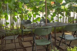 esvaziar cadeira e mesa em a jardim cafeteria. a foto é adequado para usar viagem destino, feriado e período de férias conteúdo meios de comunicação.