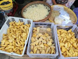 Visão do Atividades às tradicional mercado dentro surakarta, Indonésia foto