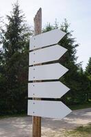 de madeira placa de sinalização com muitos Setas; flechas foto