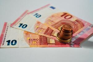 notas e moedas de euro foto