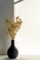 vaso com decorativo ouro flores foto