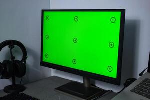 verde tela com monitorando, gráfico desenhador conjunto acima trabalhando em mesa foto