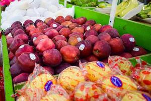 maçã frutas exibido dentro supermercado caixa foto