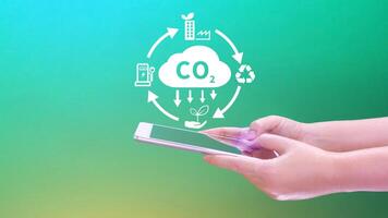 co2 reduzindo ícone usando Smartphone para diminuir co2, carbono pegada e carbono crédito para limite global aquecimento a partir de clima mudar, bio circular verde economia conceito. foto