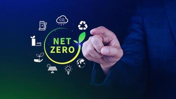 internet zero e carbono neutro conceitos, internet zero estufa gás emissões alvo, clima neutro grandes estratégia, homem de negocios segurando netzero ícone. foto