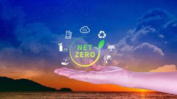 internet zero e carbono neutro conceitos, internet zero estufa gás emissões alvo, clima neutro grandes estratégia, homem de negocios segurando netzero ícone. foto