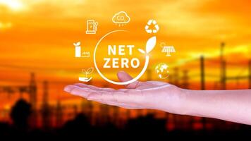 internet zero e carbono neutro conceitos, internet zero estufa gás emissões alvo, clima neutro grandes estratégia, homem de negocios segurando netzero ícone. foto